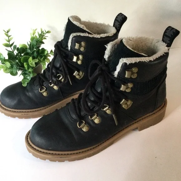 Toms Women's Black Leather Warm Chic Fashion Ankle Boots Brass Eyelets Size 8 - Picture 1 of 7